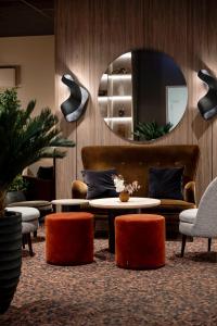 特罗姆瑟萨格品质酒店的带沙发、桌子和镜子的客厅