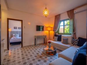 马拉喀什Riad Dar Sido的客厅配有沙发和桌子