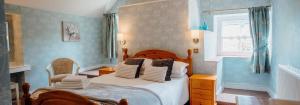 滕比凯尔特港酒店的一间卧室配有一张蓝色墙壁的床和一扇窗户