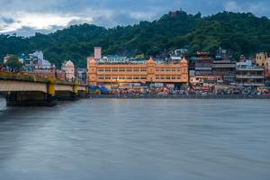 哈里瓦Ganga Lahari by Leisure Hotels的一座跨越水体的桥梁,一座城市