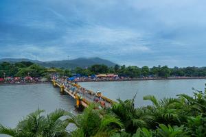 哈里瓦Ganga Lahari by Leisure Hotels的一群人站在河上桥上