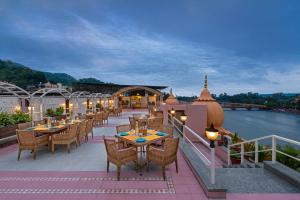 哈里瓦Ganga Lahari by Leisure Hotels的屋顶餐厅,配有桌椅