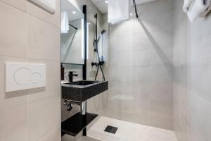 特罗姆瑟萨格品质酒店的浴室设有黑色水槽和镜子