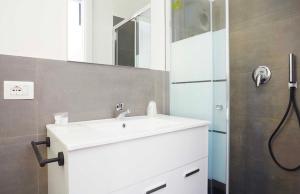 法维尼亚纳Stabilimento Lido Burrone的浴室配有白色水槽和淋浴。