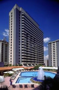 加拉加斯Meliá Caracas的一座大型建筑,前面设有一个游泳池
