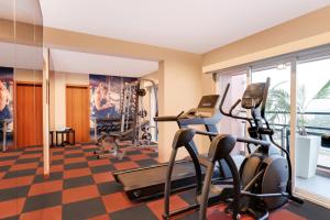 班加罗尔Lemon Tree Suites, Whitefield, Bengaluru的一间健身房,内设有氧运动器材