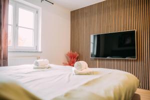 埃尔丁Luxury Suite - Therme ED - Messe MUC - Parken - WLAN的一间卧室配有一张床,上面有两条毛巾