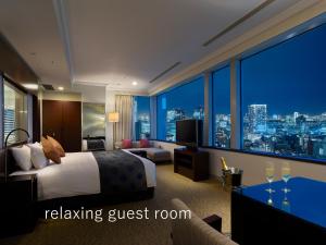 东京东京千叶塞莉斯泰因酒店的酒店客房享有城市美景,配有一张床。