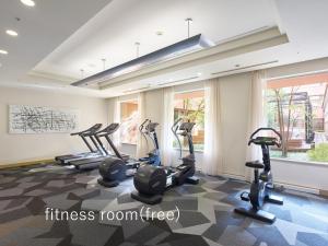 东京东京芝塞莱斯廷酒店的一间健身房,里面设有跑步机和椭圆机