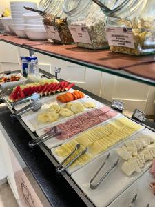 贝洛奥里藏特贝洛奥里藏特广场酒店的自助餐,展示了多种不同类型的食物