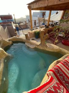 阿加迪尔Surf & Salsa GuestHouse的度假村内的大型小型游泳池,配有灵气