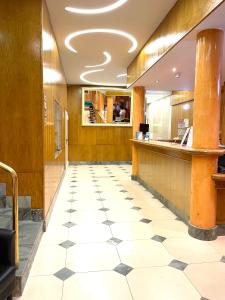 波尔图环球大酒店的餐厅大堂设有柜台