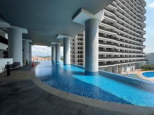 努沙再也Encorp Marina, 2 Bedroom with bathtub, 6 pax, 5mins to LEGOLAND的一座大型建筑,前面设有一个游泳池