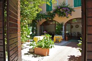 圣费利切德尔贝纳科圣费利丝酒店的大楼内带桌椅的庭院