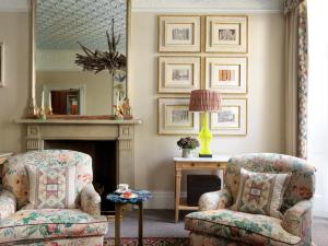 伦敦菲尔姆戴尔16号酒店的客厅配有两把椅子和壁炉