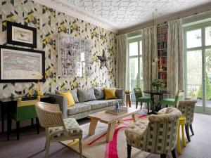 伦敦菲尔姆戴尔16号酒店的客厅配有沙发、椅子和桌子