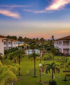 苏巴乌马Apartamento Master VIP com 3 suítes noTree Bies Resort的享有棕榈树公园和建筑的景色