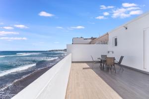 阿鲁卡斯Home2Book Marly Ocean View San Andrés Beach的一个带桌椅的海景阳台