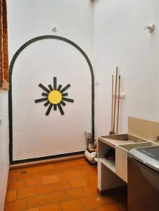 巴里查拉Hermosa y Acogedora Casa de Descanso & Mirador的厨房,门上涂有阳光
