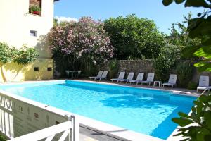 圣费利切德尔贝纳科圣费利丝酒店的庭院内带躺椅的游泳池