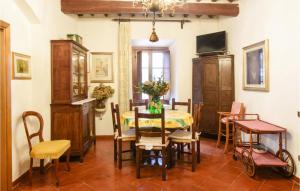 Castell’AnselmoGorgeous Apartment In Castellanselmo With Kitc,,,的一间带桌椅的用餐室