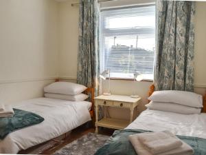 坎特伯雷Why Not的客房设有两张单人床和一扇窗户。