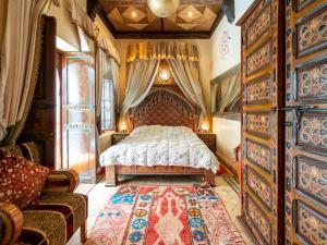 马拉喀什利亚德童话庭院旅馆的一间卧室配有床、沙发和地毯。