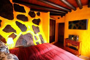 阿索马达Casa La Concha的卧室的壁挂有长颈鹿壁画