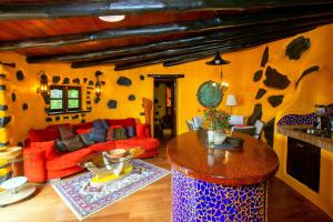 阿索马达Casa La Concha的客厅配有沙发和桌子