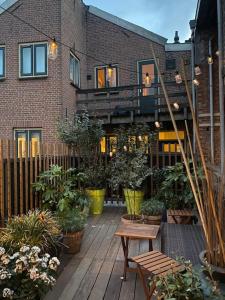 霍恩City-beach apartment nearby Amsterdam的种有植物的庭院和带阳台的建筑