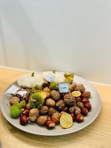 奥伯尔La Bel échappée的桌上的蔬菜和水果盘