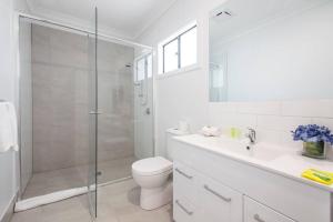 雷德克利夫'Redcliffe Retreat' Moreton Bay Coastal Cottage的带淋浴、卫生间和盥洗盆的浴室