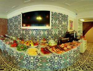 伊斯坦布尔埃尔萨里酒店的自助餐,餐桌上摆满了食物