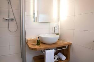 WiesauHolzfellas Home的浴室配有白色水槽和淋浴。
