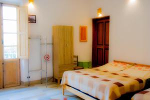 拉迪斯波利Old Style by the sea, Ladispoli, Rome的一间卧室设有一张大床和一个窗户。
