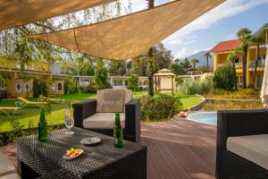 洛索内阿尔伯格罗索恩酒店的一个带桌椅的庭院和一个游泳池