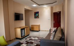 杜阿拉HOTEL MICKEL的带沙发和电视的客厅