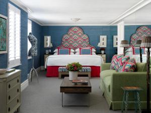 伦敦菲尔姆戴尔酒店集团骑士桥酒店的酒店客房,配有床和沙发