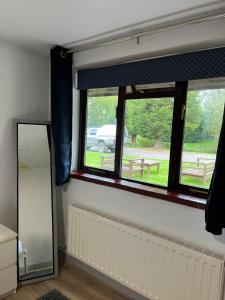 Ibstock松林山林小屋的客房设有2扇窗户和镜子