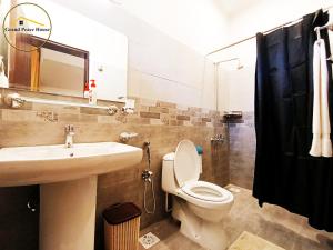 伊斯兰堡Grand Peace House I的一间带水槽、卫生间和淋浴的浴室