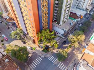 库里提巴Slaviero Curitiba Shopping的享有高楼城市街道的上方景色