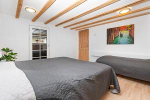 HøjbjergModerne & Fuldt udstyret lejlighed m.plads til 4的卧室配有一张床,墙上挂有绘画作品