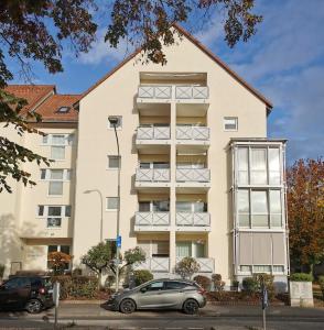 吉森Gemütliche Wohnung mit Charme - Smart TV的前面有停车位的建筑