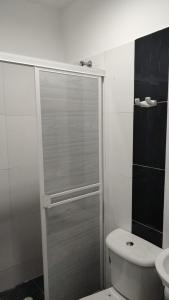 巴兰卡韦梅哈Hotel Bellagio的带淋浴、卫生间和盥洗盆的浴室