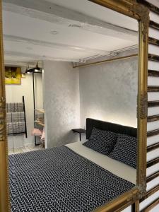 萨拉热窝Gondola Apartment的一间卧室配有双层床