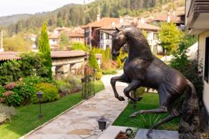 科普里夫什迪察Armaco Residence的花园中马的铜像