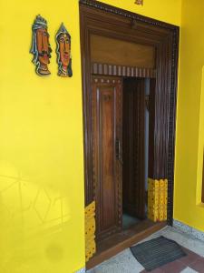 蓬蒂切里Major Madi Residency的建筑上带木门的黄色墙
