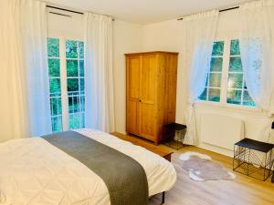 布克Parc de BUC的一间卧室设有一张床和两个窗户。