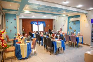 杜阿拉HOTEL MICKEL的一间配备有蓝色桌椅的用餐室