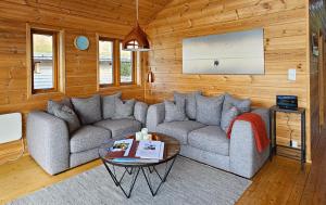 MikkelvikaMikkelvik Brygge的客厅配有沙发和桌子